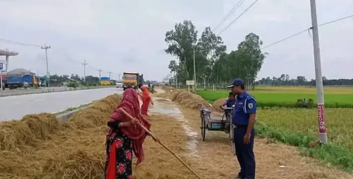 [ঢাকা রংপুর মহাসড়কে খড় ও ভুট্টা শুকানো থেকে বিরত রাখতে অভিযান পরিচালনা করেন বড় দরগা হাইওয়ে পুলিশ]