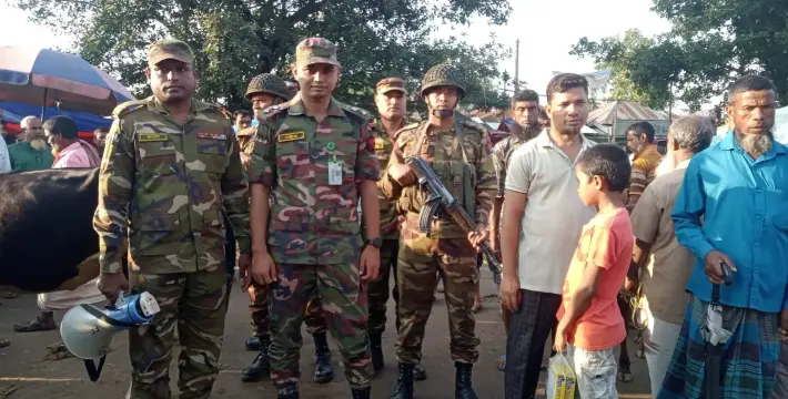 [রংপুরের তারাগঞ্জে সেনা ও পুলিশের যৌথ অভিযানে ফুটপাত দল মুক্ত করেন]