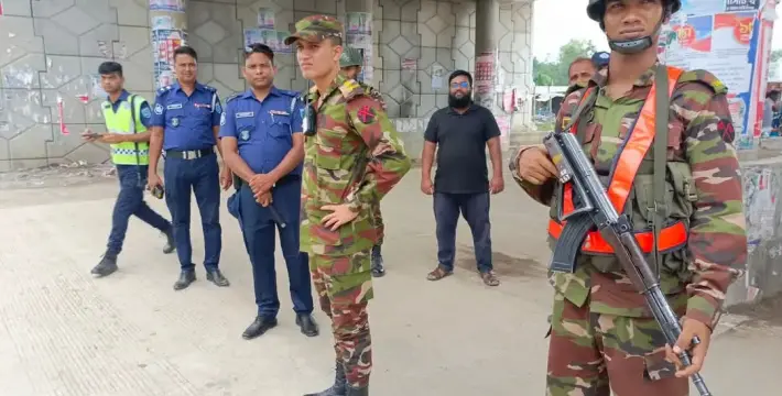 [পীরগঞ্জের পৌরসভার বাজার এলাকায় যৌথবাহিনির সহায়তায় ফুটপাত দখলমুক্ত]